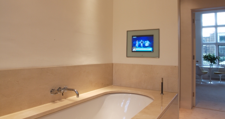 Master bathroom en-suite with Aquavision waterproof TV