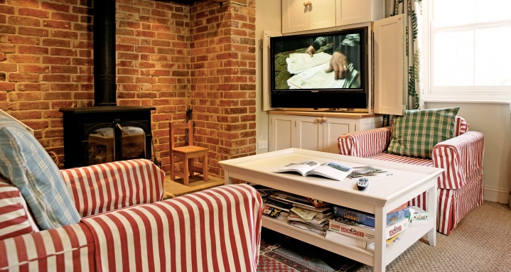 Panasonic Plasma on a pull & rotate wall bracket with Artcoustic soundbar Panasonic Plasma on a pull & rotate wall bracket with Artcoustic soundbar